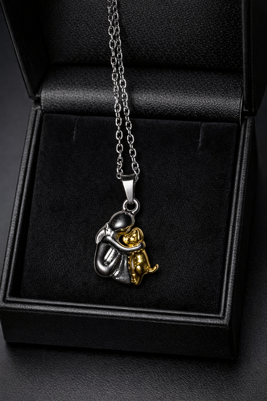 COLLAR MUJER ABRAZA A PERRO